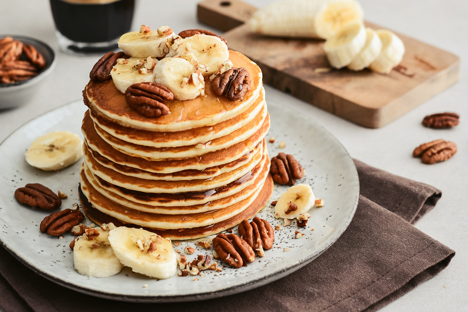 Pfannkuchen mit Bananen und Pekannüssen