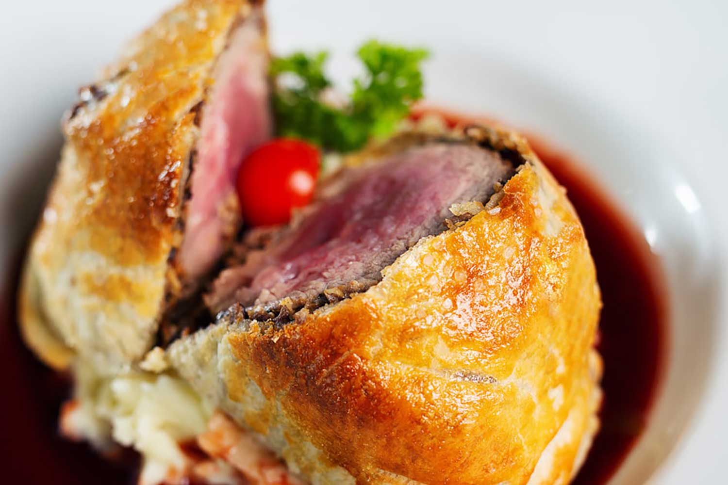Rinderfilet Wellington mit feiner Rotweinsoße