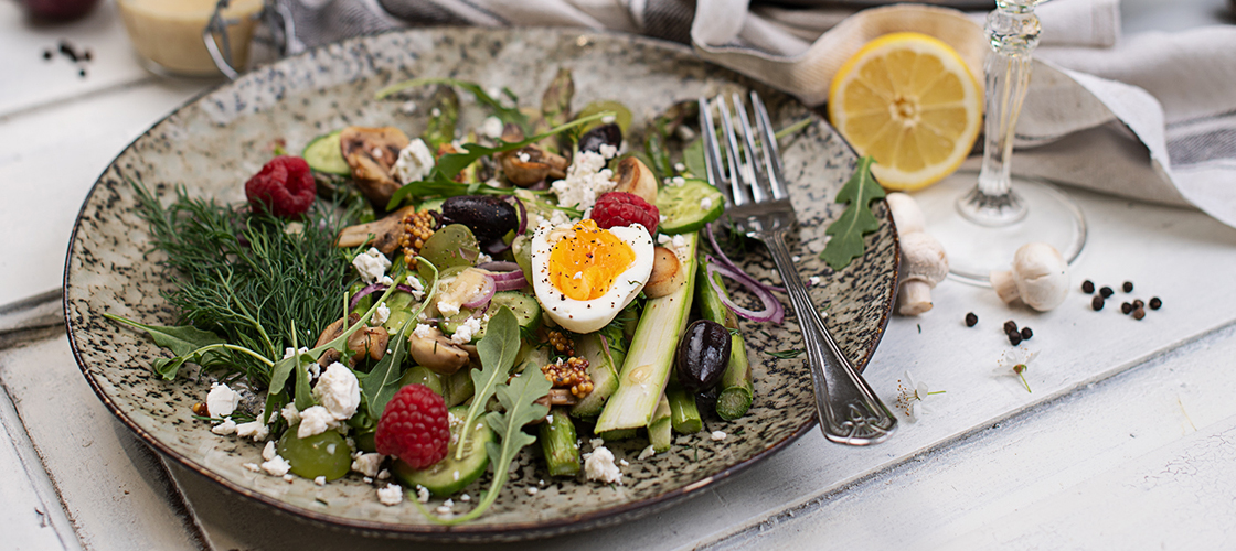 Spargelsalat mit Feta & Traubenkernöldressing