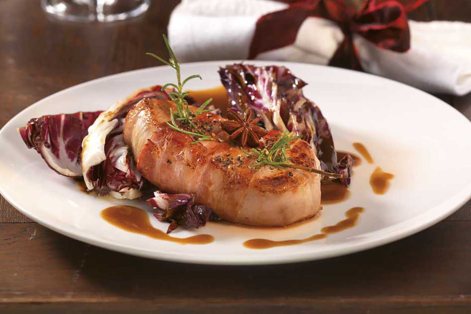 Schweinerücken mit Rosmarin gegart auf Honig-Radicchio