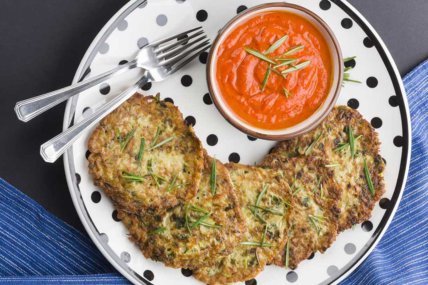 Zucchinipuffer mit Tomatenspiegel
