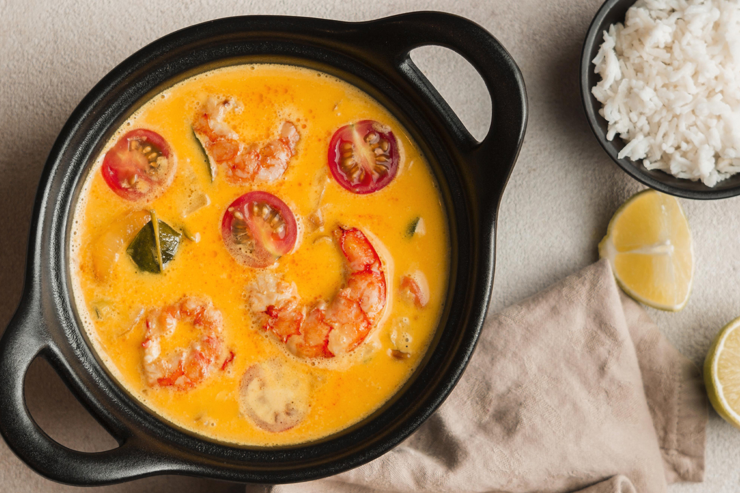 Tomaten-Kokossuppe mit Shrimps