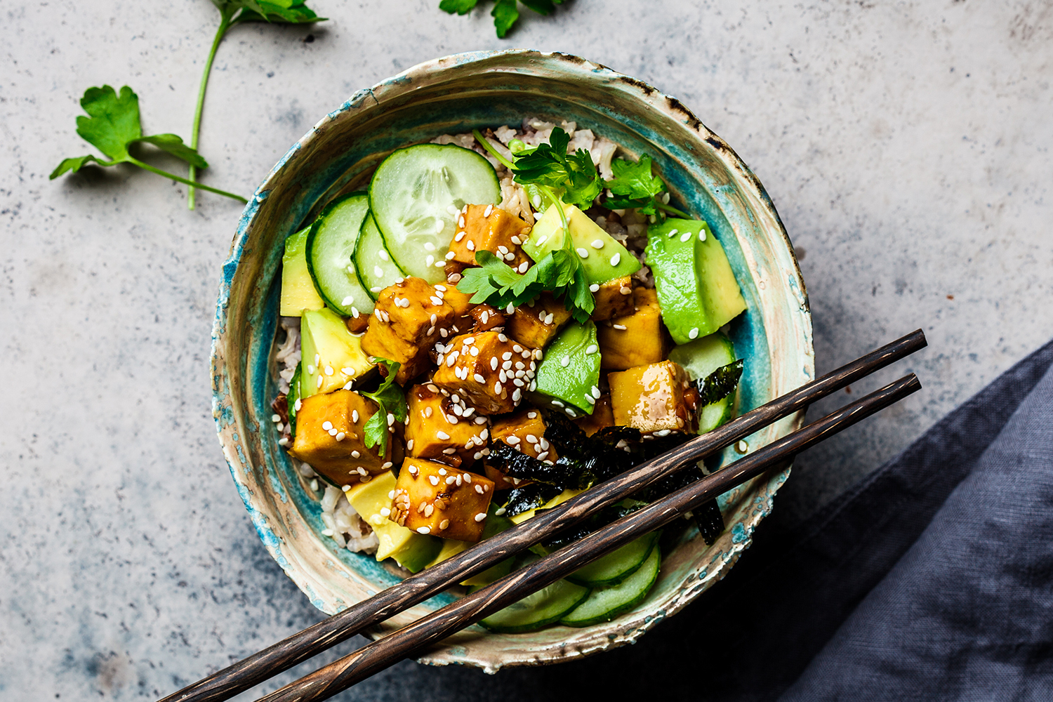 Vegane Poké Bowl mit Tofu