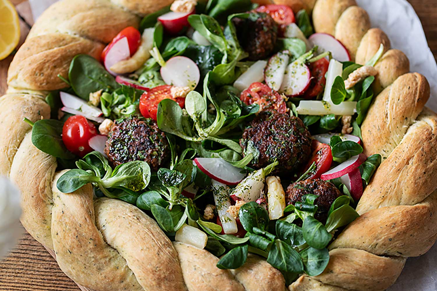 Veganer Ostersalat im Brioche-Körberl mit Spargel