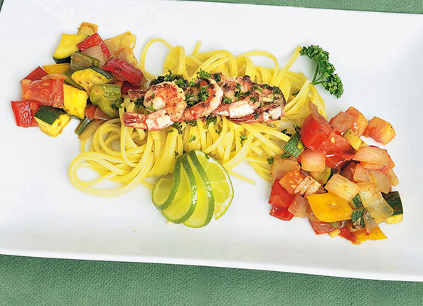 Shrimps auf Linguini und mediterranem Gemüse