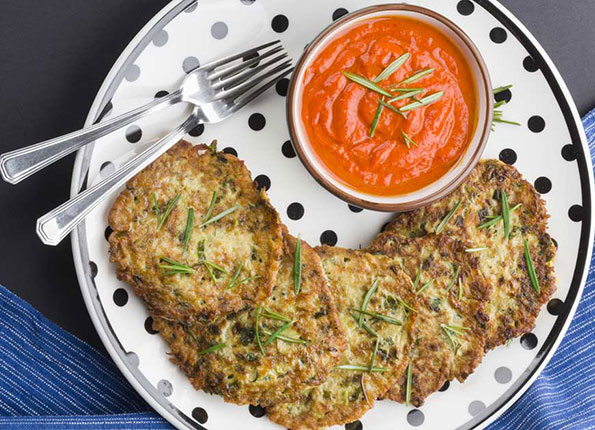 Zucchinipuffer mit Tomatenspiegel