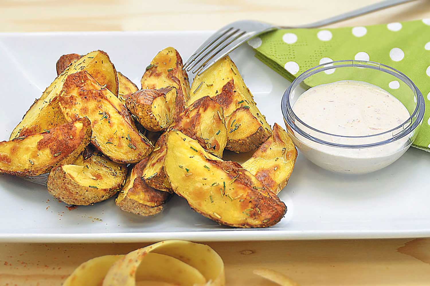 Kartoffelspalten mit Sauerrahm-Dip