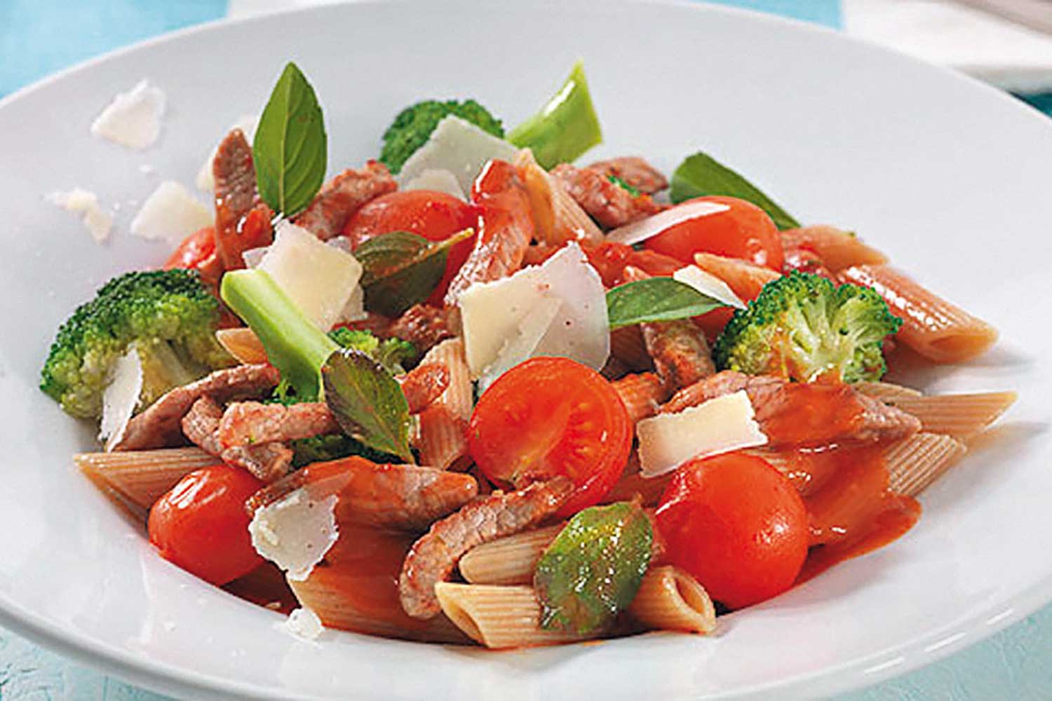 Vollkorn-Penne mit Kalbfleisch, Brokkoli und Kirschtomaten