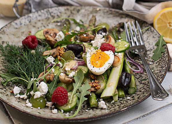 Spargelsalat mit Feta & Traubenkernöldressing