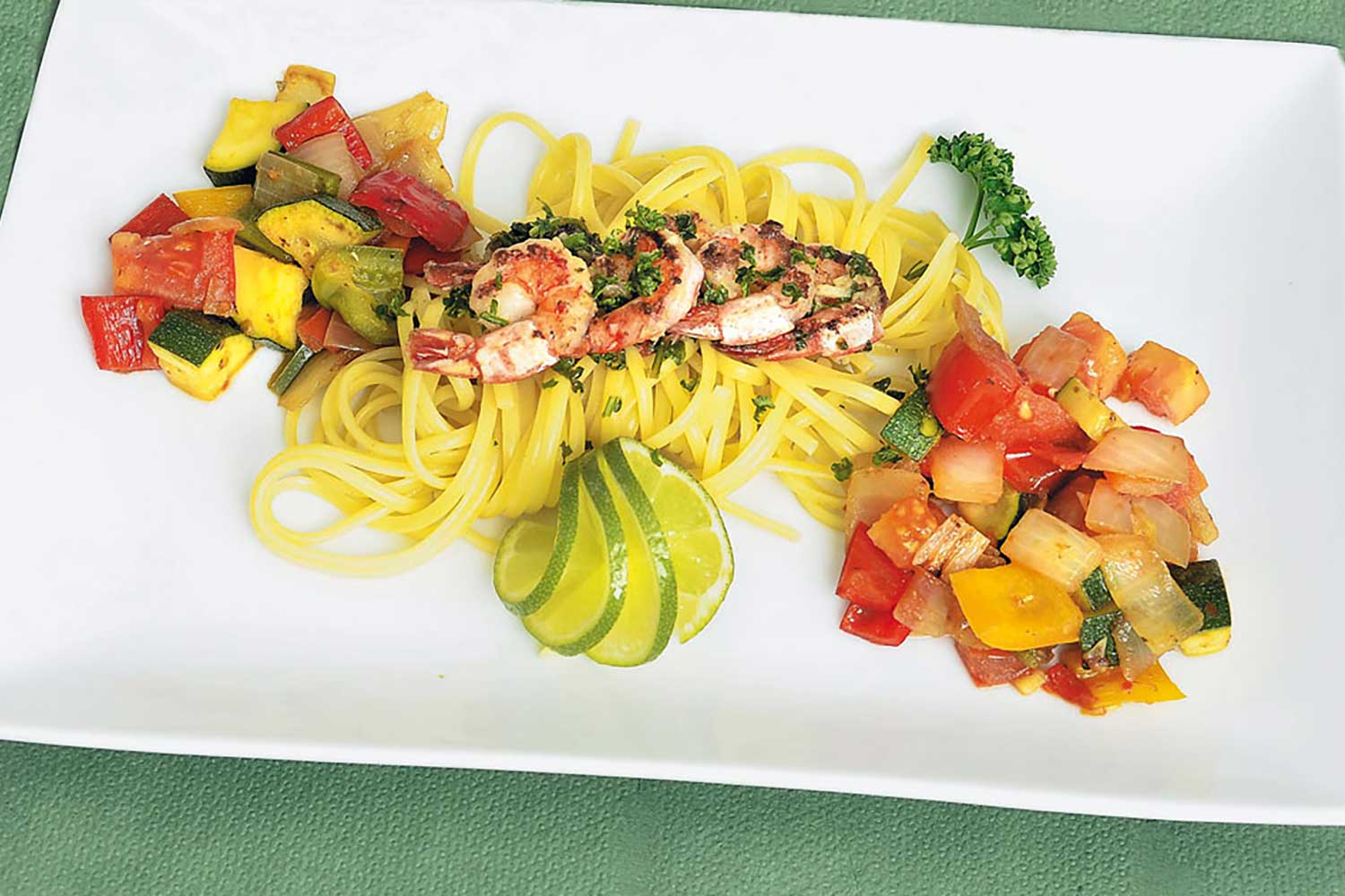 Shrimps auf Linguini und mediterranem Gemüse
