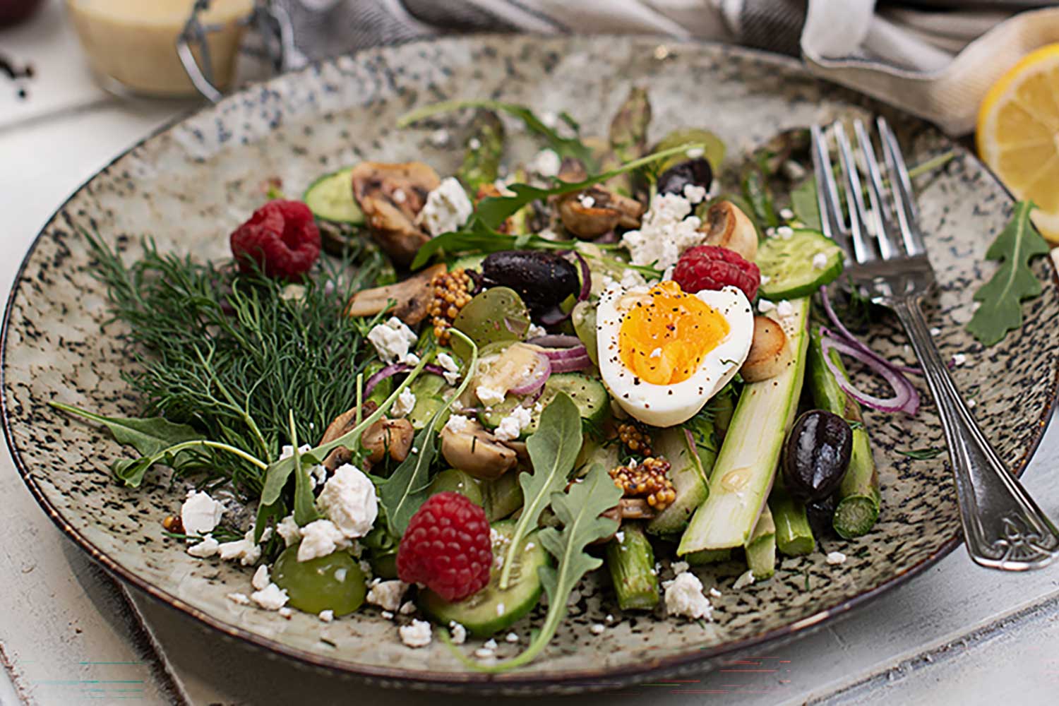 Spargelsalat mit Feta und Traubenkernöldressing
